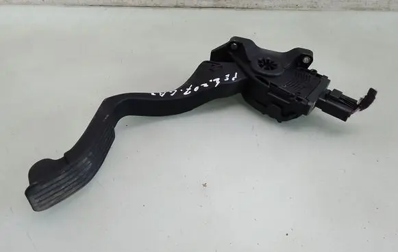 Accelerator throttle pedal