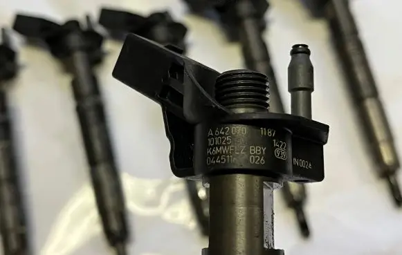 Mercedes-Benz E W212 Fuel injector A6420701187 6420701187
