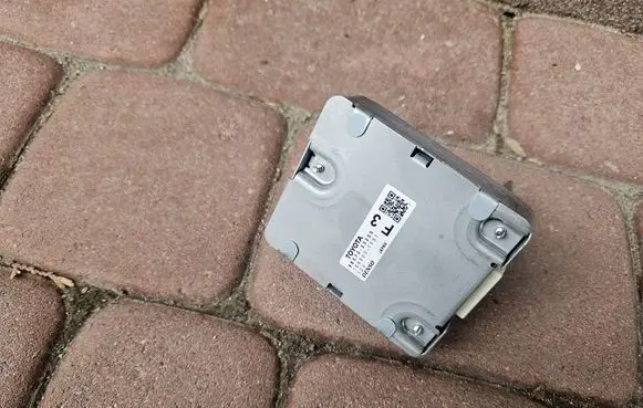 Toyota Camry VIII XV70 Central body control module 86572-33200-
