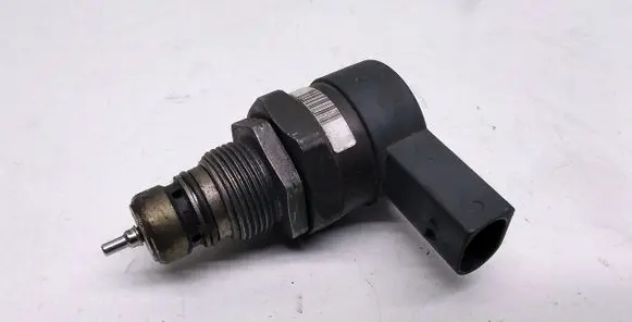 BMW 5 E39 Fuel pressure regulator 0281002481