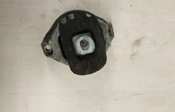 BMW 5 E60 E61 Engine mount bracket 6770642 586413C 15934612