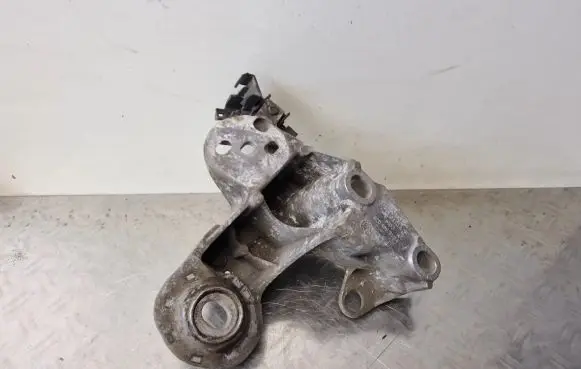 Audi A4 S4 B6 8E 8H Engine mounting bracket 8E0199352F