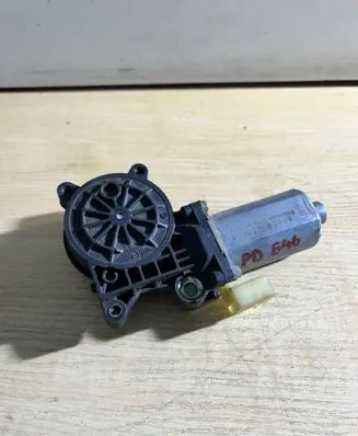 BMW 3 E46 Front door window regulator motor 0130821717