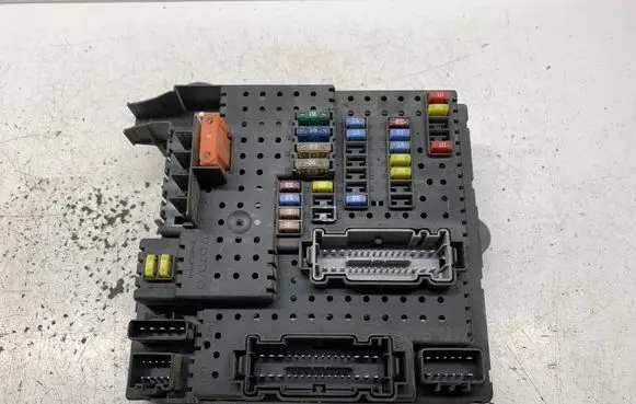 Volvo XC90 Fuse module 30728512 28017881 05W434