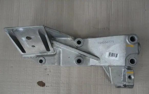 Engine mounting bracket