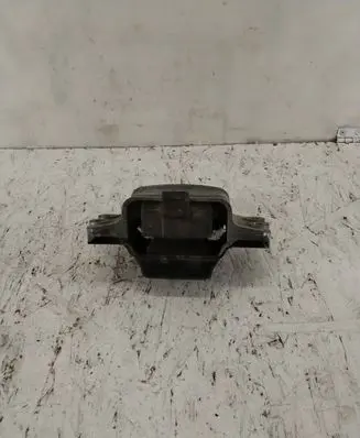 Volkswagen PASSAT B6 Engine mount bracket