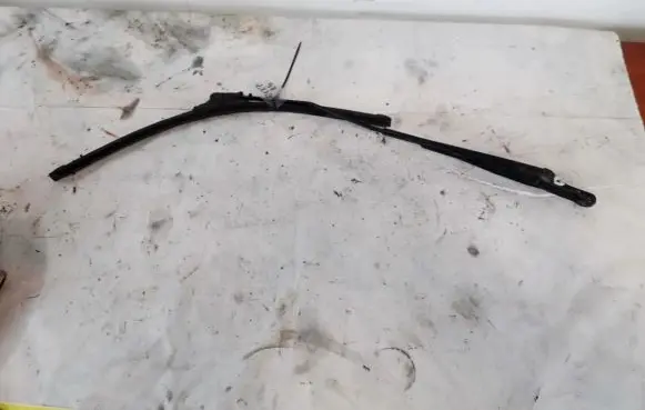 Peugeot 406 Front wiper blade arm