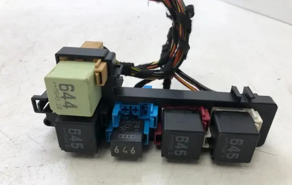 Volkswagen Golf VI Fuse module 1K2937503B