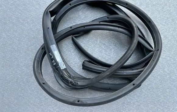 Nissan King Cab, Navara Rear door rubber seal (on body) 828312S400