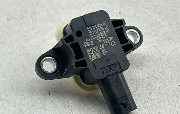 Volkswagen Polo V 6R Airbag deployment crash/impact sensor 4H0955557 7154RB4 110112