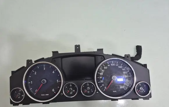 Volkswagen Touareg I Speedometer (instrument cluster) 7L6920885R