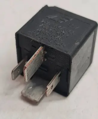 Skoda Octavia Mk2 (1Z) Other relay 7M0951253A 95VW10K705CA V23136J6X45
