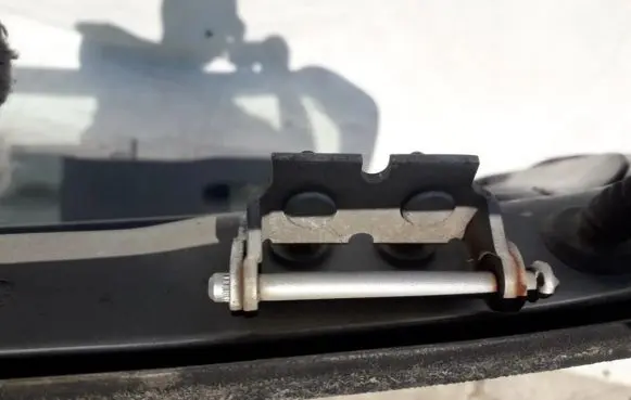 Ford Mondeo MK I Tailgate/trunk/boot hinge