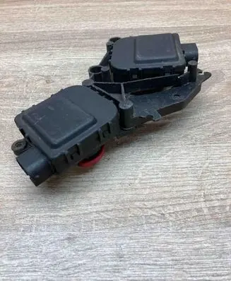 Volkswagen PASSAT B5.5 Air flap motor/actuator 8D2820511E 0132801215