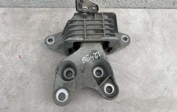 Engine mount bracket