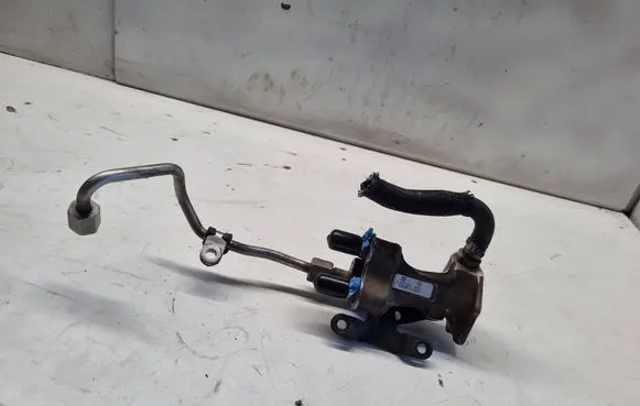 Mercedes-Benz CLS C219 Fuel distributor A2720701695 1150023