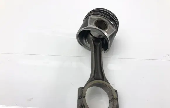 Volkswagen PASSAT B6 Piston 038J