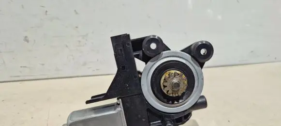 Volvo V70 Front door window regulator motor 970714102