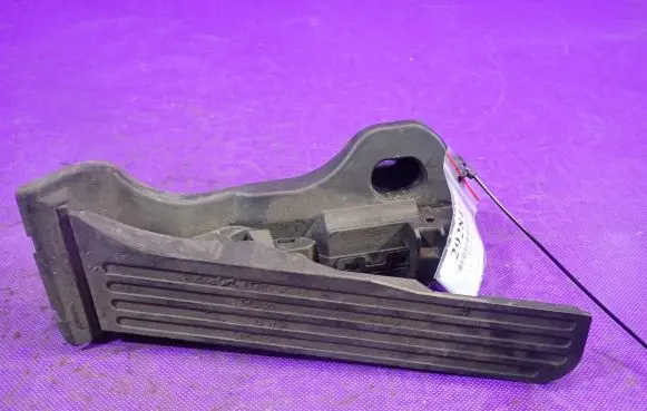 Volkswagen Golf V Accelerator throttle pedal 1K1721503P