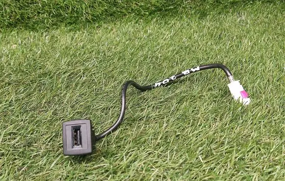 Mercedes-Benz C W204 USB socket connector A1728200515