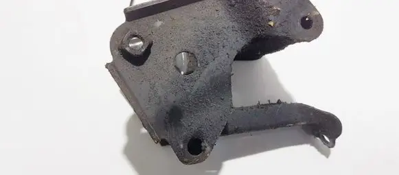Nissan Primera Engine mounting bracket