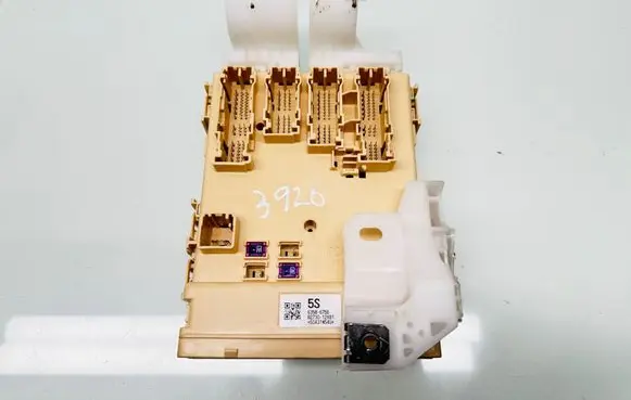 Toyota Auris E180 Fuse module 63586756 8273012X81 5SA31N54N