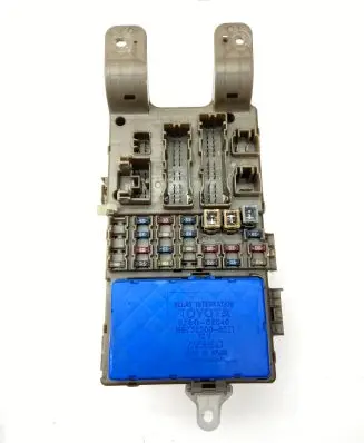 Toyota Corolla E120 E130 Fuse module 8264102040 MB2323008521