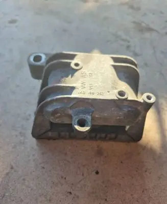 Engine mount bracket