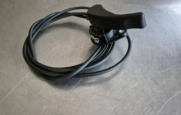 Renault Clio IV Engine bonnet/hood lock release cable K0E61E2388F79 DV6DE5IB5
