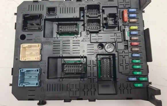 Peugeot 308 Fuse module 281197595