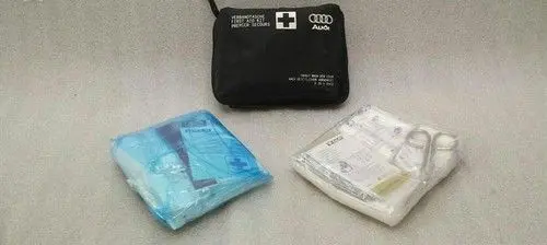 Audi A4 S4 B8 8K First aid kit 8W0860282B
