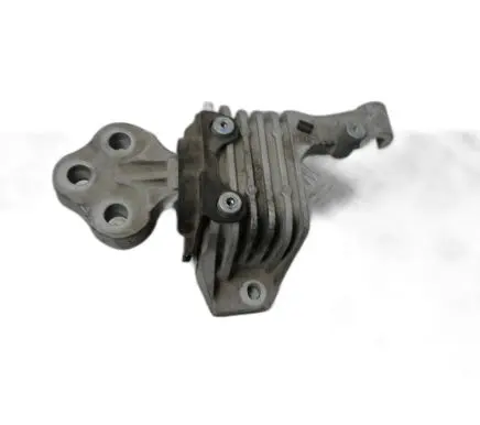 Engine mount vacuum valve