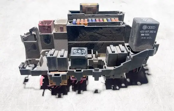 Audi A4 S4 B8 8K Fuse module 8K1937503