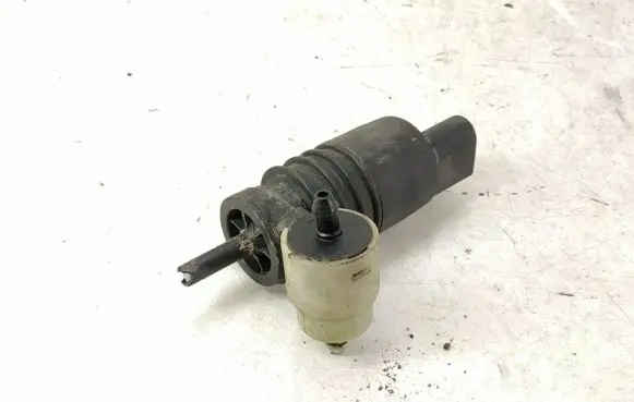 Mercedes-Benz C W204 Windshield washer spray nozzle 2048660221 3091387