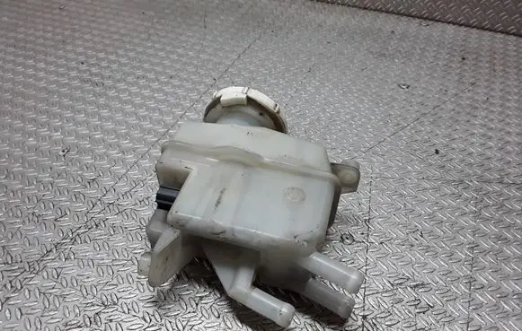 Mitsubishi Grandis Brake fluid reservoir 