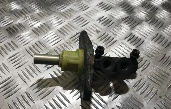 Mercedes-Benz 100 W631 Master brake cylinder