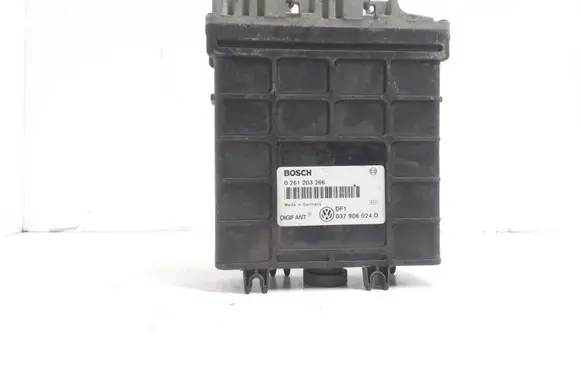 Volkswagen Golf III Engine control unit/module 037906024D 0261203266