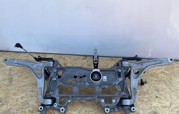 Volkswagen Transporter - Caravelle T7 Engine mounting bracket 