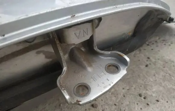 Subaru Forester SF Rear door lower hinge