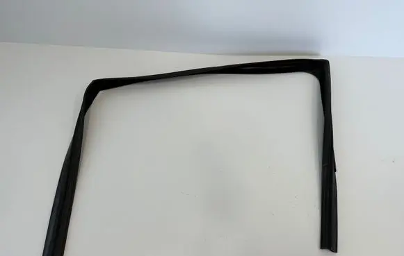 Volkswagen Amarok Rubber seal front door window/glass 