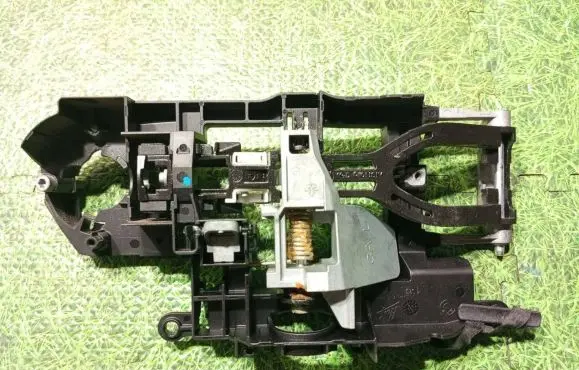 Rear door exterior handle/bracket