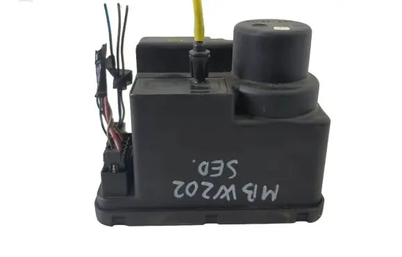 Mercedes-Benz C AMG W202 Central locking vacuum pump 2028001948