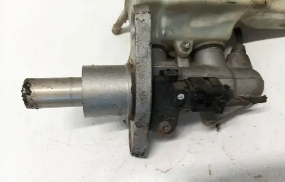 Volkswagen PASSAT B7 Master brake cylinder 