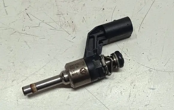 Volkswagen Tiguan Fuel injector 03C906036M