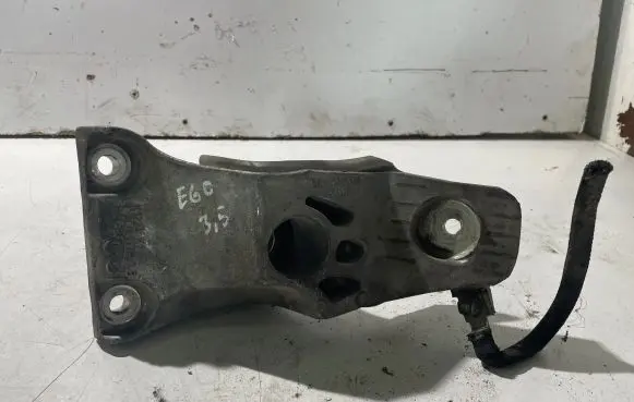 BMW 5 E60 E61 Engine mounting bracket 6776672