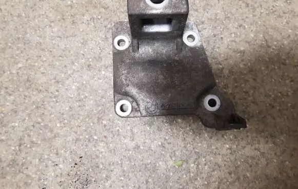 BMW 5 E39 Engine mounting bracket 6751226