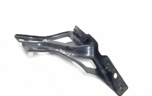 Audi Q3 8U Fender mounting bracket 8U0821135 010221