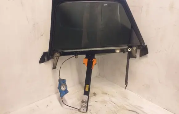 Rear door manual window regulator