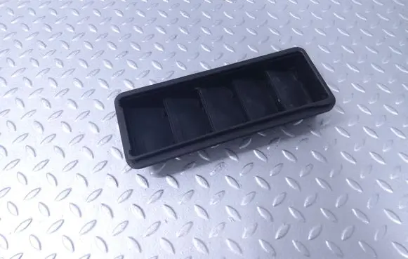 Land Rover Defender Quarter panel pressure vent GX63280B62AA LR129973