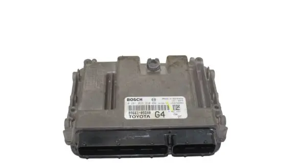 Toyota Avensis T270 Engine control unit/module 8966105G40 0281033210